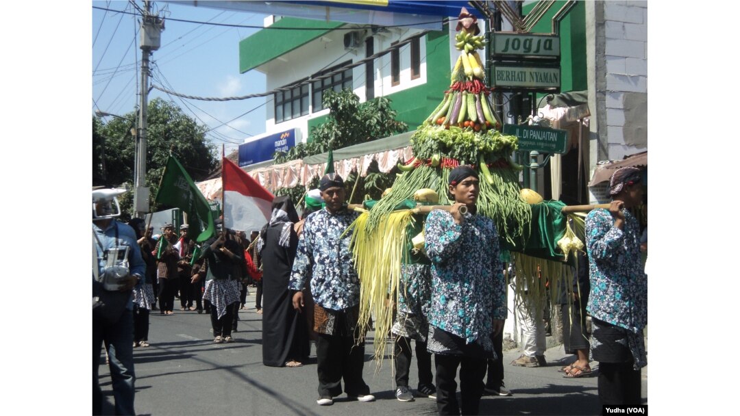 Grebeg Santri dalam Muktamar Pemikiran Santri Nusantara di Ponpes Krapyak Yogyakarta, 10-12 Oktober 2018. (Foto: VOA/Yudha)