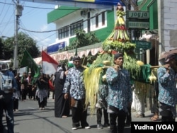 Grebeg Santri dalam Muktamar Pemikiran Santri Nusantara di Ponpes Krapyak Yogyakarta, 10-12 Oktober 2018. (Foto: VOA/Yudha)