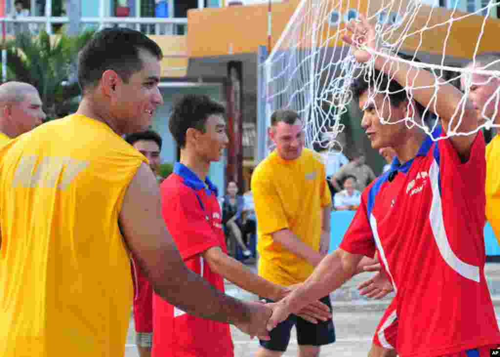峴港 (7月16日) 鍾雲號水兵與越南水兵在排球友誼賽後握手。