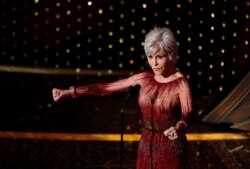 Jane Fonda saat tampil di panggung Academy Awards ke-92 di Hollywood, Los Angeles, California, 9 Februari 2020.