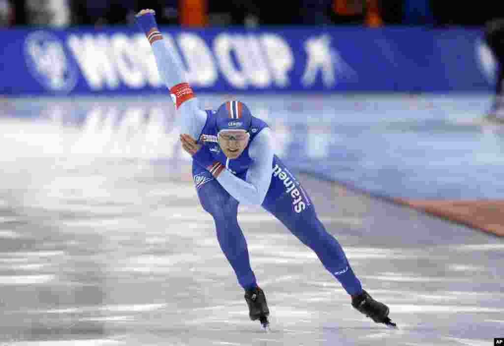  هاوارد هولمفورتزن ورزشکار نروژی در مسابقه پانصد متر در مسابقات جهانی اسکیت سرعت در یوتای آمریکا.