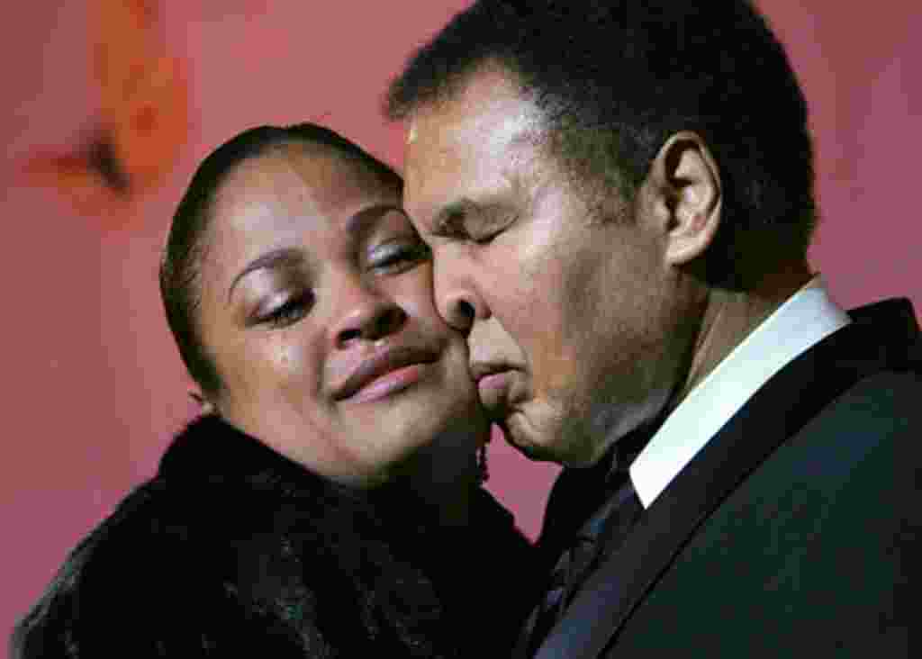 La boxeadora Laila Ali-McClain llora mientras aprieta su mejilla contra su padre, Muhammad Ali, durante las celebraciones del Mes de la Historia Negra, en febrero de 2005.