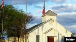 Bangunan gereja di Sutherland Springs, Texas, seperti yang terlihat dalam cuitan @GrantJKidney. (Foto: Twitter)