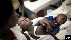 Children suffering from cholera symptoms wait for treatment at the Doctors Without Borders temporary hospital in Port-au-Prince, Haiti, 12 Nov. 2010.