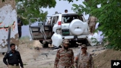 巴基斯坦安全安全守衛在奎達附近的默斯東地區的自殺炸彈襲擊現場 （2017年5月12日）