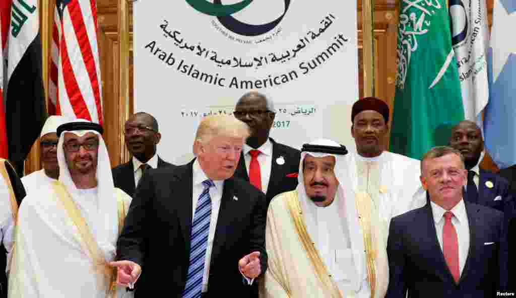 Daga hanun hauni zuwa dama muna da shugaban kasar Jordan&#39;s King Abdullah II, Saudi Arabia&#39;s King Salman bin Abdulaziz Al-Saud, Shugaba Trump, da kuma yariman Abu Dhabi &nbsp;Sheikh Mohammed bin Zayed al-Nahyan tare da shugaban kasar Nijar Mahamadu Issifou a wani taro tsakanin larabawa &nbsp;musulmin duniya da kasar Amurka da akayi a babban birnin Riyadh (Arab-Islamic-American Summit) , ranar asabar 21 ga watan Mayu shekarar 2017. &nbsp;