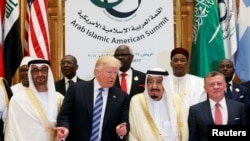 Dari kiri ke kanan: Putra Mahkota Abu Dhabi Sheikh Mohammed bin Zayed al-Nahyan, President AS Donald Trump, Raja Saudi Arabia Salman bin Abdulaziz, dan Raja Yordania Abdullah II Al Saud pada KTT di Riyadh hari Minggu (21/5).