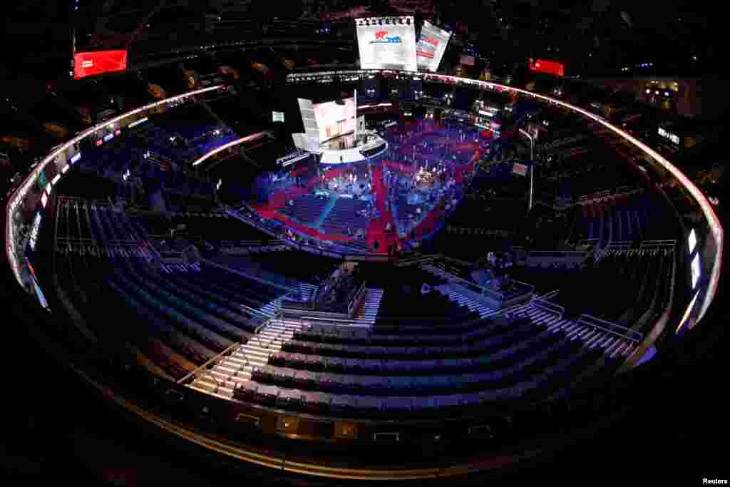 Les préparatifs continuent dans l'arène où aura lieu la Convention républicaine à Cleveland, Ohio, le 17 juillet 2016.