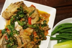 Indonesia kaya akan olahan ayam dengan berbagai variasi rasa. (Foto: VOA/Nurhadi Sucahyo)