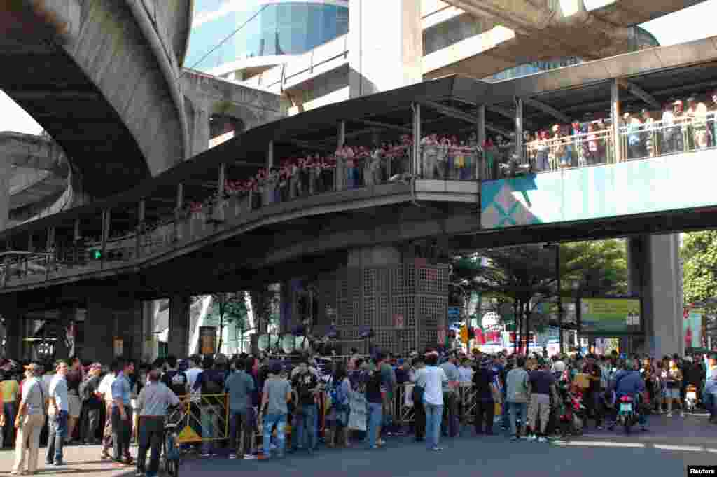 Para demonstran mendengarkan pidato anti-pemerintah di jalanan utama Bangkok. (VOA/Steve Herman)