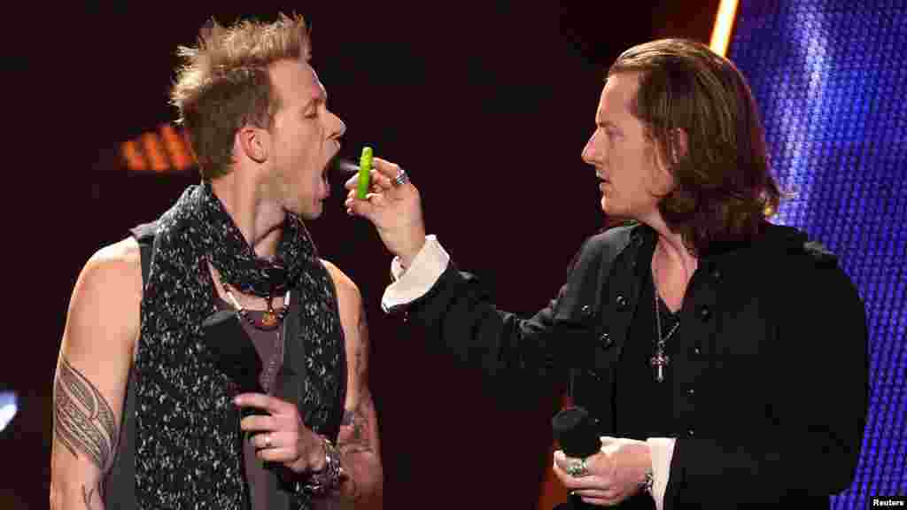 Brian Kelley du groupe américain Florida Georgia Line a eu la chance de recevoir un rapide &ldquo;rafraichissement&rdquo; de la part de son partenaire Tyler Hubbard sur la scène des American Country Countdown Awards. Nashville, 15 décembre 2014. &nbsp;