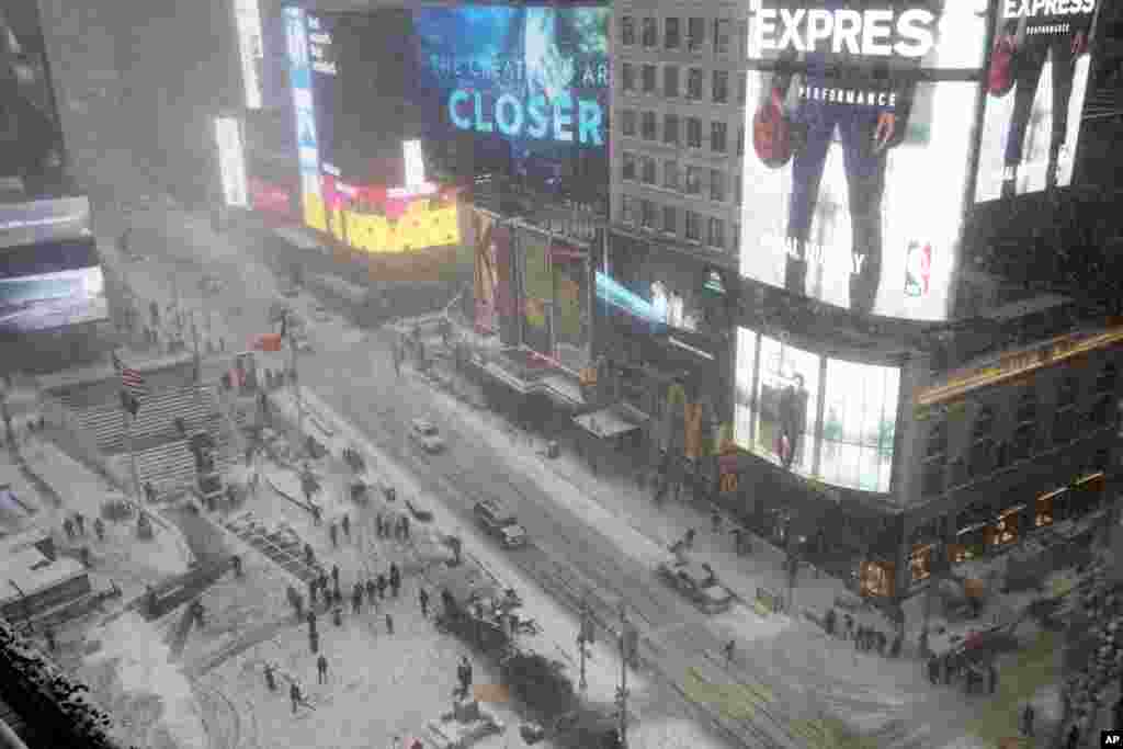 نیویارک شہر کے معروف سیاحتی مرکز ٹائمز اسکوائر کا منظر جو شدید سردی کے باعث سیاحوں سے خالی ہے۔