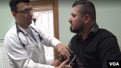 심장 전문의 헤발 모하메드 켈리 박사가 애틀란타 지역 보건소에서 환자를 진료하고 있다.