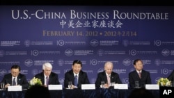 美国副总统拜登（右二）与时任中国国家副主席的习近平（中）在华盛顿的美国商会与商业领袖们举行会谈。（2012年2月14日）