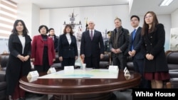 Phó Tổng thống Mike Pence gặp các người đào tị Triều Tiên tại lễ tưởng niệm chiến hạm Cheona của Hàn quốc bị đánh chìm (ảnh chụp ngày 9/2/2018.