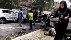 Iraqis gather at the scene of a bomb attack in the commercial area of Karradah in Baghdad, Iraq, May 30, 2013. 