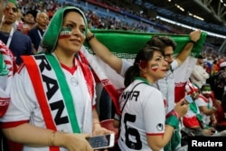 Seorang wanita Iran meniupkan vuvuzela ketika dia tiba di luar stadion Azadi di ibukota Teheran pada 20 Juni 2018, untuk menghadiri pemutaran pertandingan Rusia B8 Piala Dunia 2018 antara Iran dan Spanyol. (Foto: Reuters)