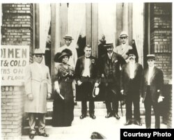 마담 C.J. 워커가 1913년 YMCA 흑인 지부 건물 현판식에서 다른 관계자들과 기념사진을 찍었다. 워커는 당시 1천 달러를 기부했다.
