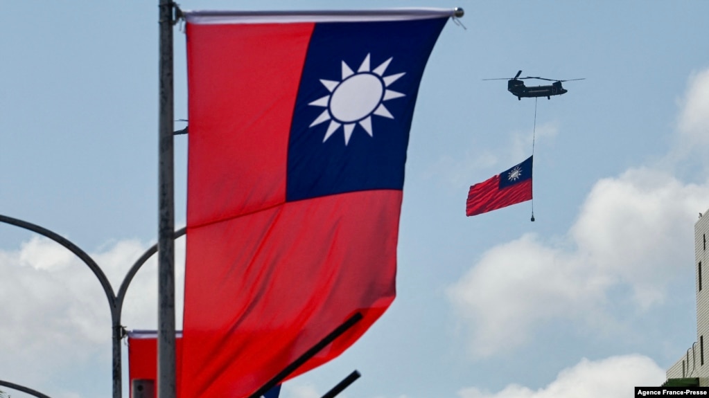 资料照片：台湾双十节国庆活动中展示的中华民国国旗。（2021年十月十号）(photo:VOA)