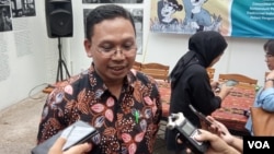 Perwakilan Koalisi Kedaulatan Benih Petani Muhammad Rifai usai menggelar konferensi pers. (Foto: VOA/Sasmito)