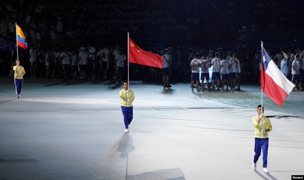 在台北举行的第29届世界大学生运动会开幕式上，中国、哥伦比亚和智利的代表分别举着国旗入场（2017年8月19日）。在运动员入场式进行几分钟后，组织者突然改变入场方式，每个国家只由一面国旗或会旗以及一个举旗手代表，没有运动员入场。有消息说，抗议蔡英文政府正在推动的年金改革的大批抗议者采取激烈行动，堵住了运动员乘车进入会场的通道。在运动员入场式延误大约半小时后，各国运动员终于入场。来自世界130多个国家的7000多名运动员参加本届世界大学生运动会。中国大陆抵制了本届运动会的全部团体比赛，但有100多名中国运动员报名参加个人比赛。 据《中国时报》报道，中国大陆世大运团102人在开幕式当天傍晚才抵达桃园机场，确定缺席世大运开幕式。