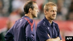 Huấn luyện viên trưởng đội tuyển bóng đá quốc gia nam Mỹ Jurgen Klinsmann (trái)