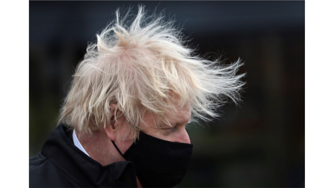 Perdana Menteri Inggris Boris Johnson terlihat mengenakan masker pelindung saat berkunjung ke toko DIY di Middlesbrough, Inggris, 1 April 2021. (Foto: Reuters)