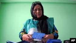 Nhân viên của Ủy ban Bầu cử Độc lập kiểm phiếu tại một điều bỏ phiếu ở Mazar-i-Sharif, Afghanistan, 14/6/2014.