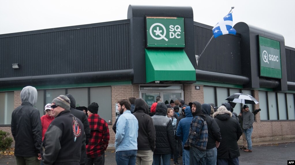 在魁北克市一家大麻店排队的人群。（2018年10月17日）