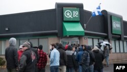 Des gens font la queue devant un magasin de cannabis à Québec, le 17 octobre 2018. 