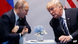 Las sanciones contra Rusia, sin embargo, han atraído más atención debido a la persistente presión de parte del presidente Donald Trump para tratar de acercarse al presidente ruso, Vladimir Putin.