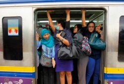 Perempuan yang akan bekerja terlihat berdesak-desakan di gerbong kereta api di stasiun kereta Sudimara di pinggiran Jakarta 3 Juni 2013. (Foto: REUTERS/Beawiharta)