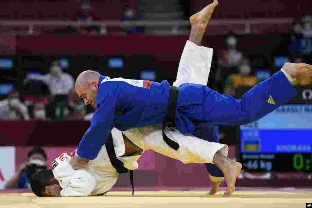 Ukraine&#39;s Davyd Khorava, right, competes against Azerbaijan&#39;s naming Abasli in men&#39;s 66kg judo bronze medal match at the Tokyo 2020 Paralympic Games, Friday, Aug. 27, 2021, in Tokyo, Japan. (AP Photo/Kiichiro Sato)