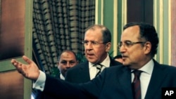 Šefovi ruske i egipatske diplomatije, Sergej Lavrov (centar) i Nabil Fahmi (desno) posle razgovora u Kairu, 14. novembar 2013.
