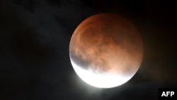 ARSIP - Fenomena supermoon sekaligus gerhana bulan tampak pada tanggal 27 September 2015 di Burbank, California. (foto: Kevin Winter/Getty Images/AFP)