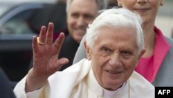 Ðức Giáo Hoàng Benedict XVI vẫy chào khi đến phi trường ở Berlin, Ðức, ngày 22/9/2011