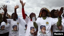 FILE: Supporters of former Zimbabwean Vice President Joice Mujuru cheer at a rally of her Zimbabwe People First (ZimPF) party in Harare, June 25, 2016. REUTERS/Philimon Bulawayo - RTX2I6NW