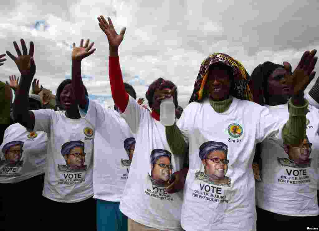 Des militants de l'ancien vice-président du Zimbabwe Joice Mujuru lors d'un meeting de son parti, à Harare, Zimbabwe, le 25 juin 2016. 