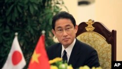 Menteri Luar Negeri Jepang Fumio Kishida di Hanoi, Vietnam (6/5).