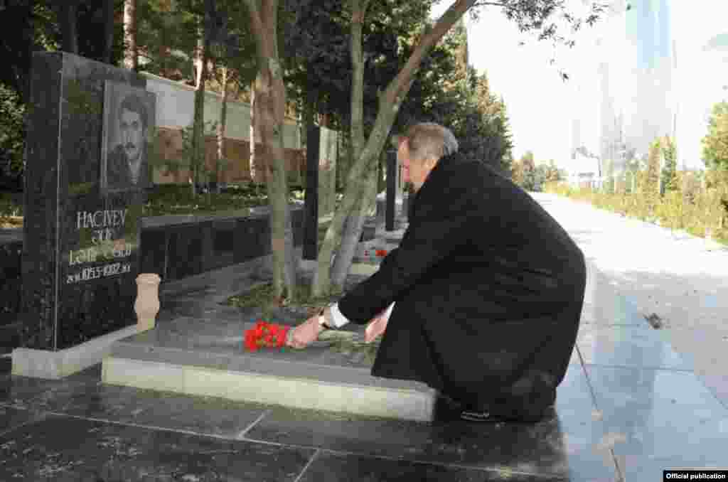 ABŞ səfiri Robert Sekuta Xocalı hadisələrində həlak olmuş Əlif Hacıyevin məzarını ziyarət edir