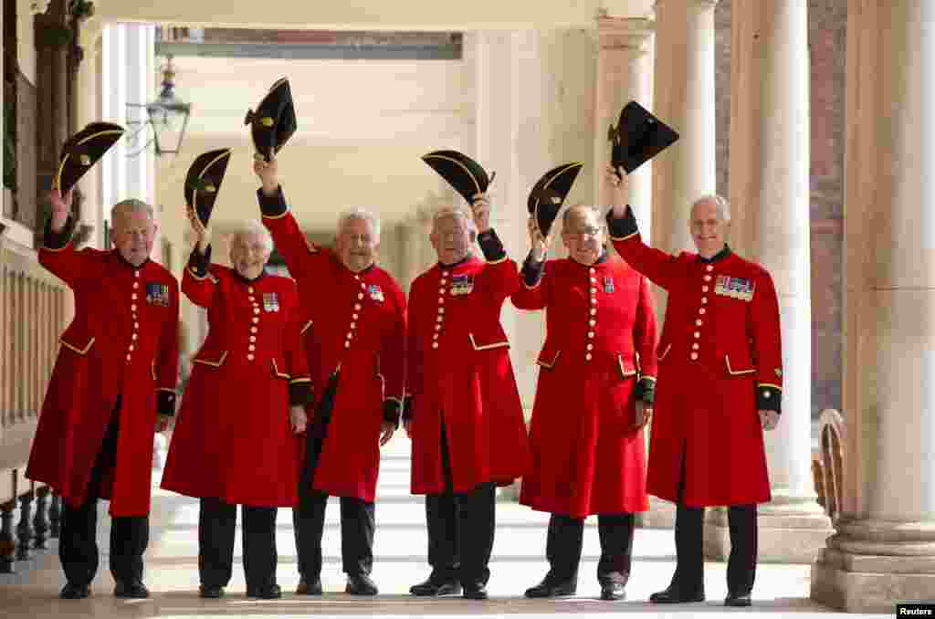 Los pensionistas de Chelsea saluda el nacimiento del príncipe de Cambridge vistiendo su tradicional uniforme escarlata.