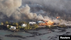 Maisons détruites par la lave émanant du volcan Kilauea, Kapoho Beach Lots, Hawaii, le 5 juin 2018.