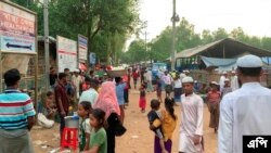 রোহিঙ্গা শরণার্থীরা বাংলাদেশের কক্সবাজার জেলার উখিয়ার কুতুপালং রোহিঙ্গা শরণার্থী শিবিরে হাঁটছে।১০ অক্টোবর ২০২১। (ছবি-এপি/শফিকুর রহমান)