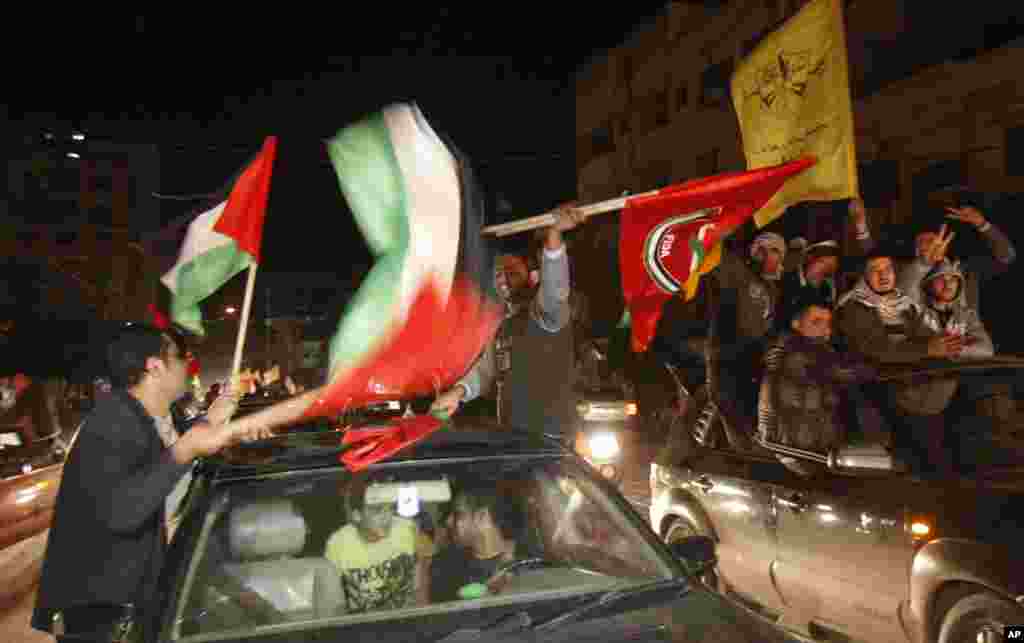 2012年11月29日，联合国大会通过决议，把巴勒斯坦民族权力机构升格为非成员国观察员。加沙市的巴勒斯坦人上街庆祝。