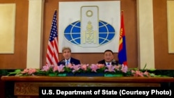 U.S. Secretary of State John Kerry, left, and Mongolian Foreign Minister Lundeg Purevsuren address a news conference held at the Ministry of Foreign Affairs, in Ulaanbataar, Mongolia, June 5, 2016.