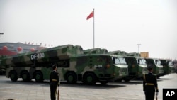 中国解放军的长剑-100巡航导弹参加中共建政70年国庆阅兵游行。(美联社 2019年10月1日)