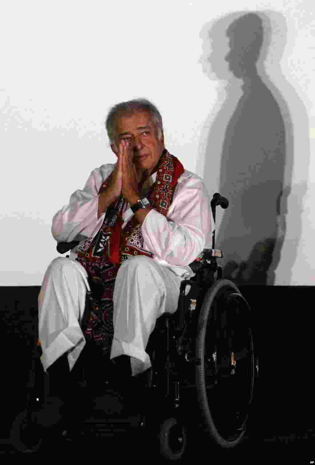 Shashi Kapoor yana gaida masoyansa a lokacin da ya karbi kyautar lambar yabo a bikin fina-finai na Mumbar ranar 9 Oktoba 2009.(AP Photo/Rajanish Kakade, File)