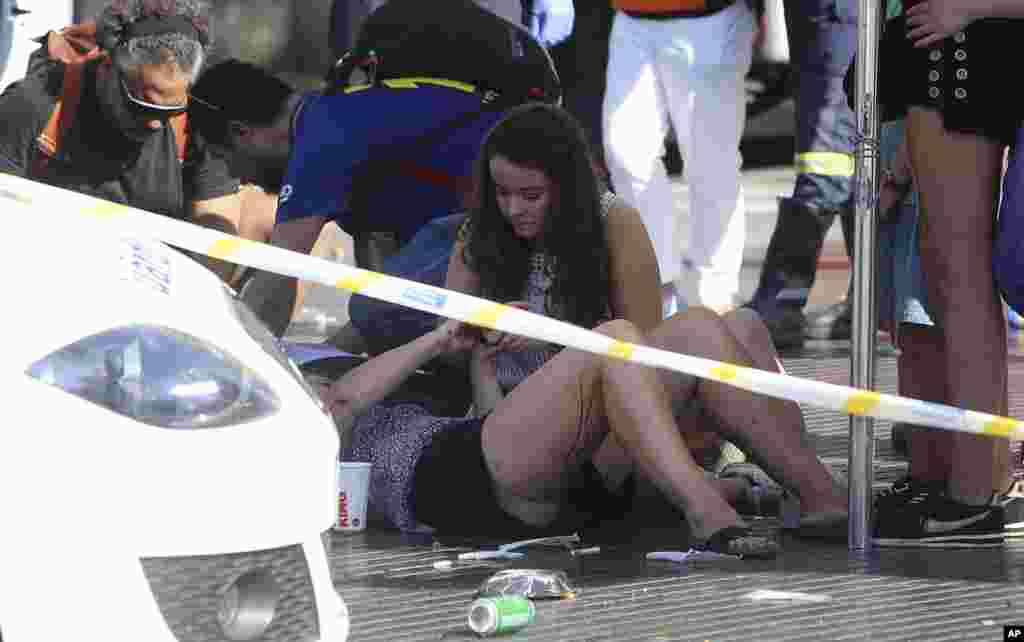 Un herido en el ataque terrorista en Barcelona, España, recibe atención de emergencia.