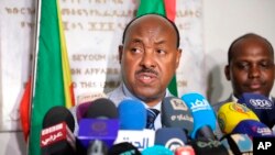 Mjumbe maalum wa Waziri Mkuu wa Ethiopia Balozi Mahmoud Dreir akiongea na waandishi Khartoum, Sudan Jumanne, Juni 11, 2019, juuya makubaliano ya kumaliza uasi wa kiraia uliofikiwa na pande zote hasimu, jeshi na raia.