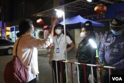 Cambodian authorities enforce the 8 p.m. to 5 a.m. curfew on its citizens in Phnom Penh, Cambodia, on April 8, 2021. (Kann Vicheika/VOA Khmer)